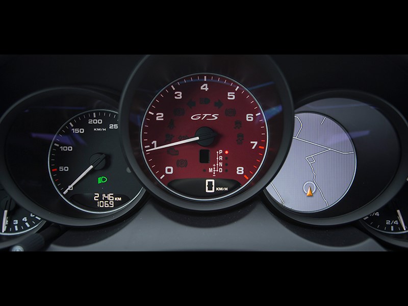 Porsche Cayenne GTS 2015 приборная панель