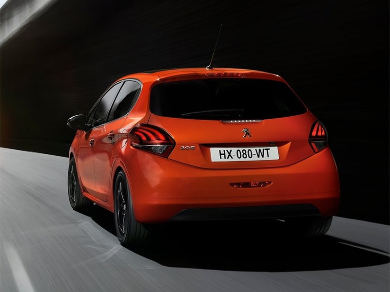 Peugeot 208 2016 вид сзади