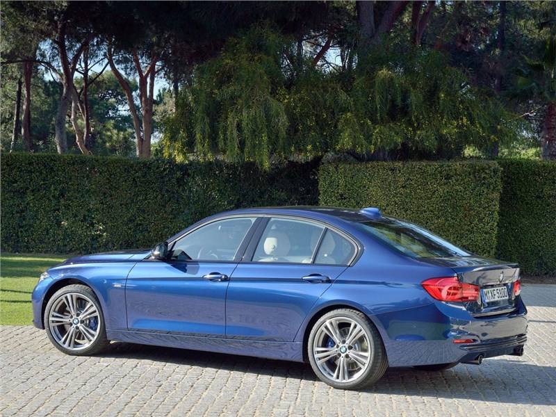 BMW 3 series 2016 вид сбоку сзади