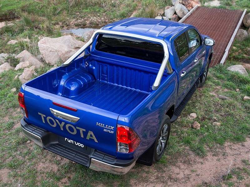 Toyota HiLux 2016 вид сзади