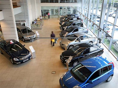 В сентябре продажи новых автомобилей в РФ упали почти на треть
