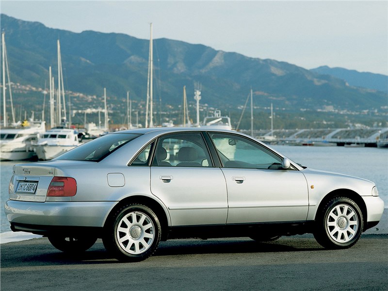 Audi A4 1998 вид сбоку сзади