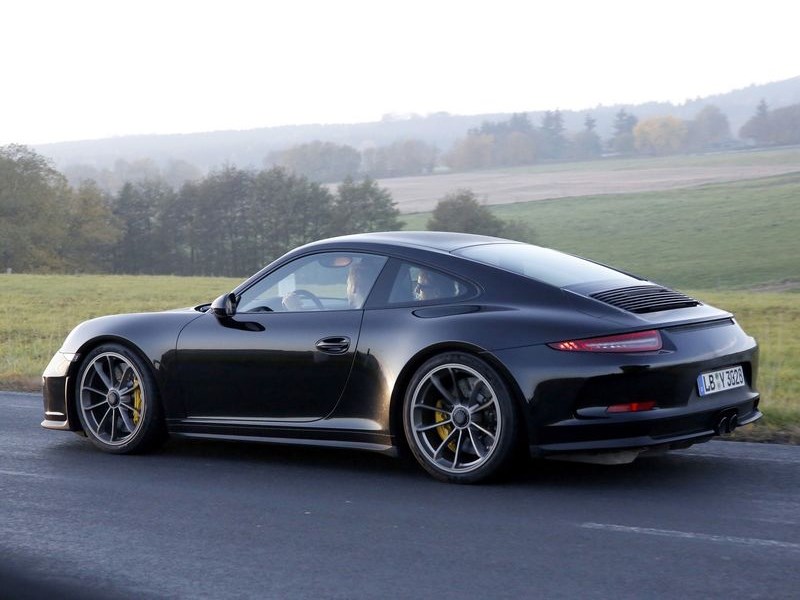 Porsche представит в Женеве новый 911R