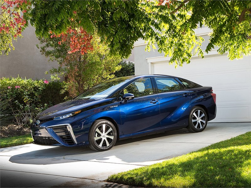 Водородный Toyota Mirai назван самым экологичным автомобилем 2016 года