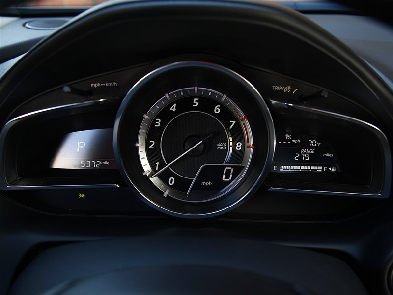 Mazda CX-3 2015 приборная панель
