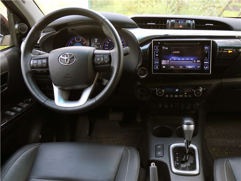 Toyota HiLux 2016 салон