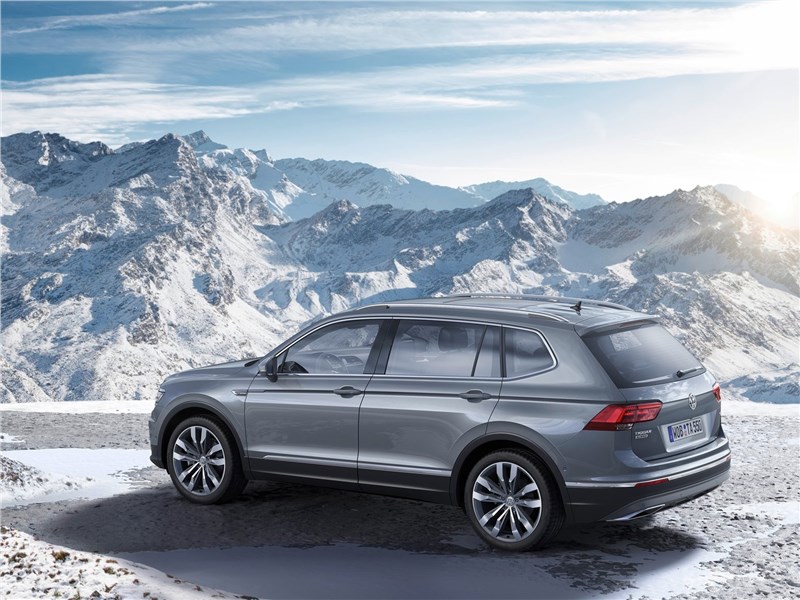 Volkswagen Tiguan Allspace 2018 вид сбоку сзади