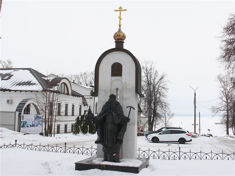 Памятник Макарию Калязинскому – основателю Троицкого Макарьева монастыря