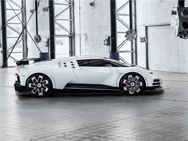 Bugatti Centodieci 2020 вид сбоку