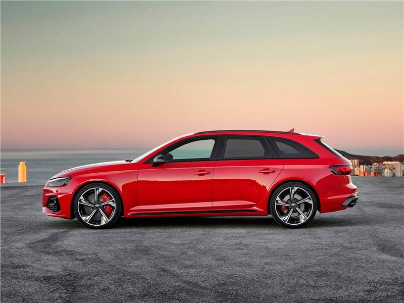 Audi RS4 Avant 2020 вид сбоку