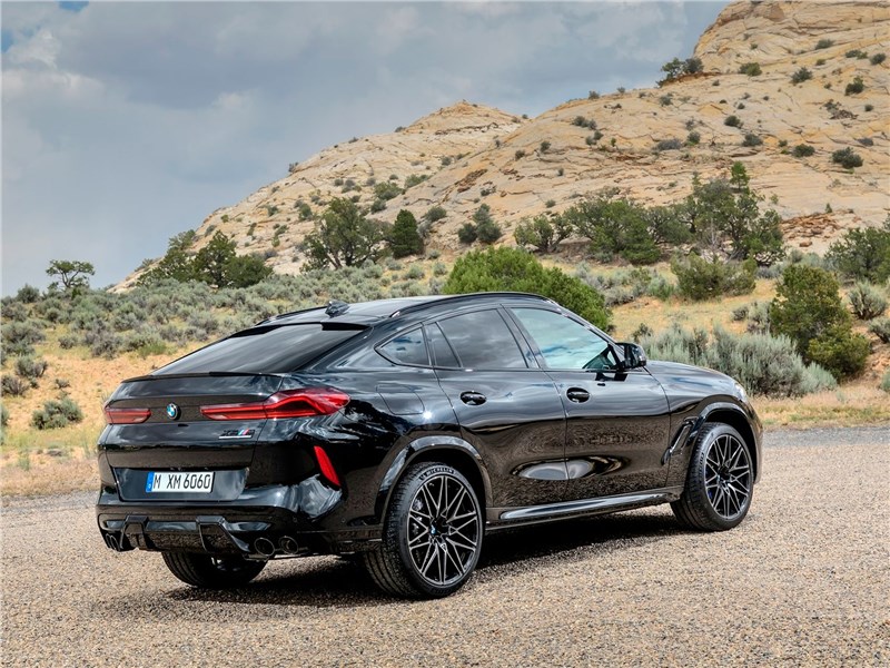 BMW X6 M 2020 вид сзади