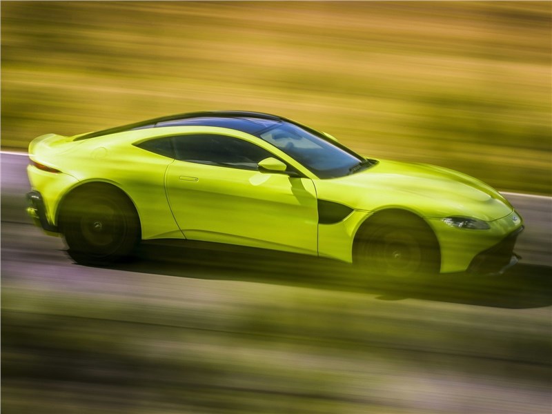 Aston Martin Vantage 2019 вид сбоку