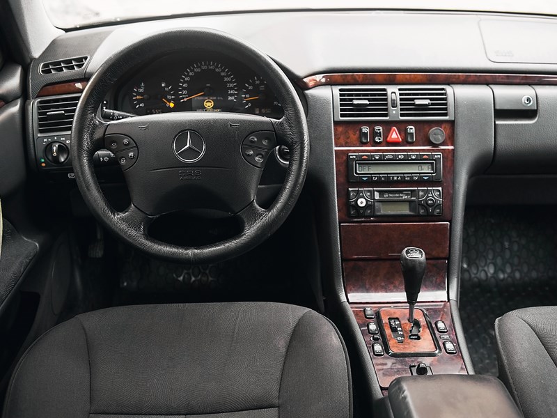 Mercedes-Benz E-Klasse 1996 водительское место