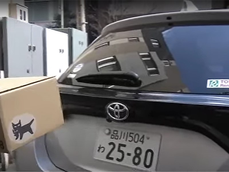 Toyota тестирует необычный механизм курьерских доставок