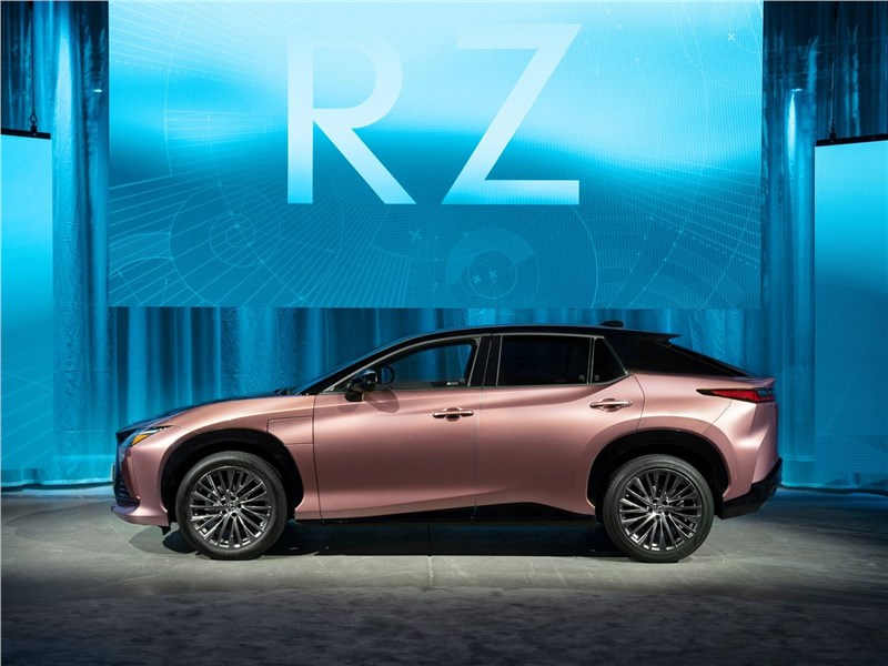 Lexus RZ 450e (2023) вид сбоку