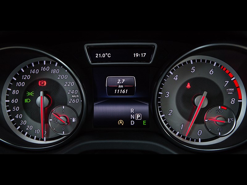 Mercedes-Benz GLA-klasse 2015 приборная панель