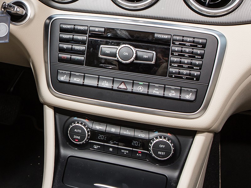 Mercedes-Benz GLA-klasse 2015 центральная консоль