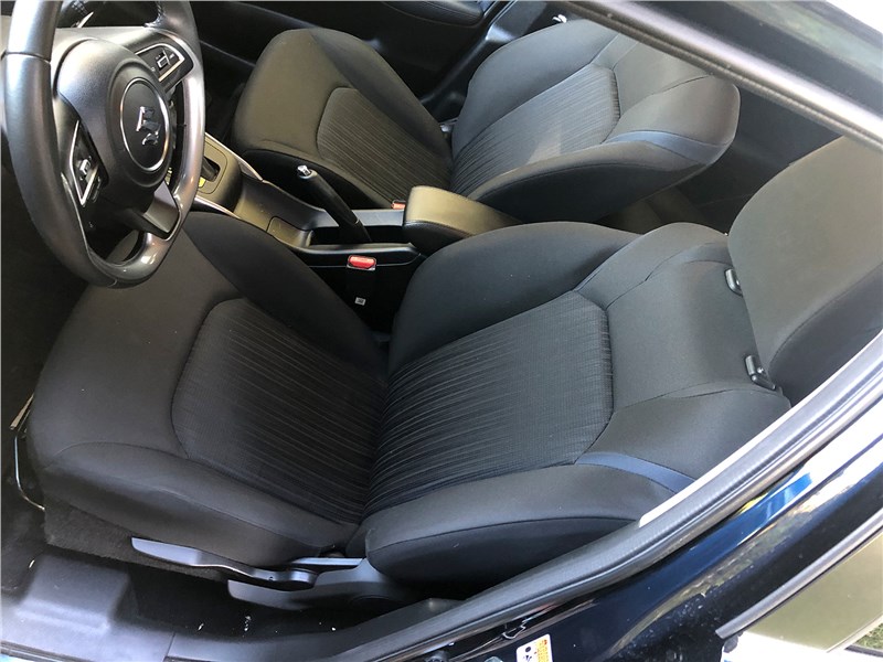Suzuki Baleno (2022) передние кресла