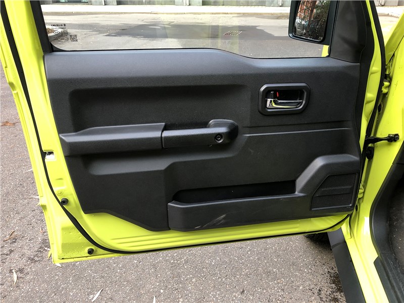 Suzuki Jimny Nomad (2024) передняя дверь