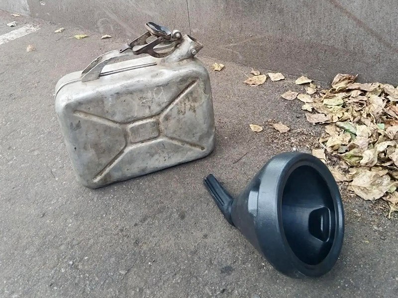 Бензин есть? 