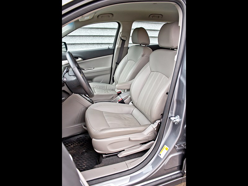 Chevrolet Orlando 2013 передние кресла