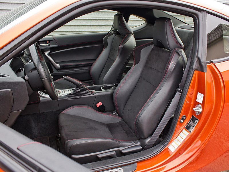Toyota GT86 2012 передние кресла