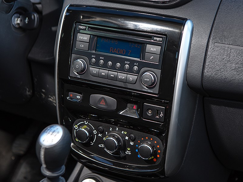 Nissan Terrano 2014 центральная консоль