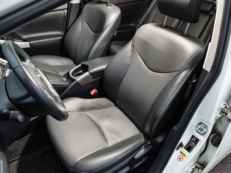 Toyota Prius 2015 передние кресла
