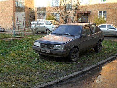 Москвичей будут активнее штрафовать за парковку на газонах