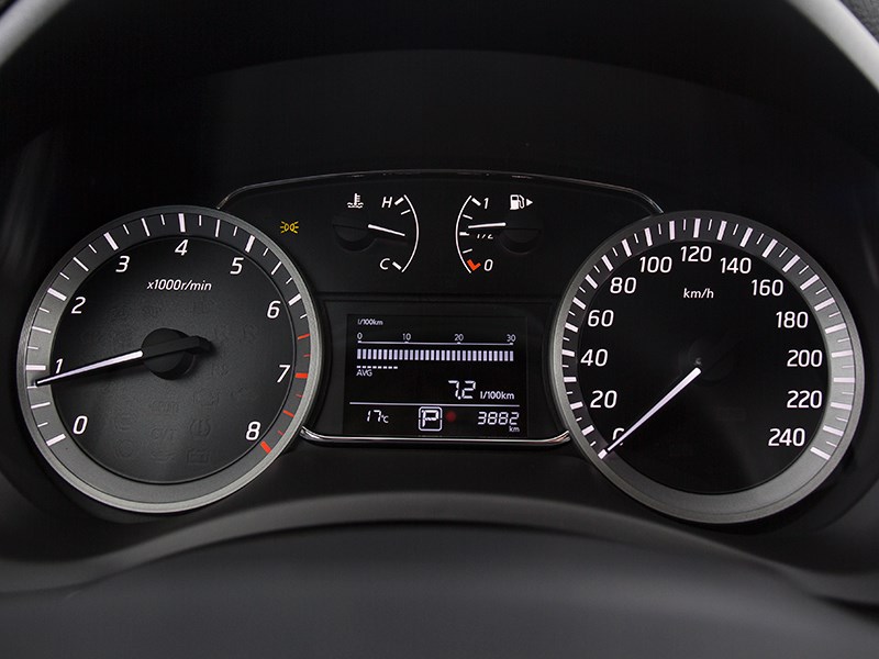 Nissan Tiida 2015 приборная панель