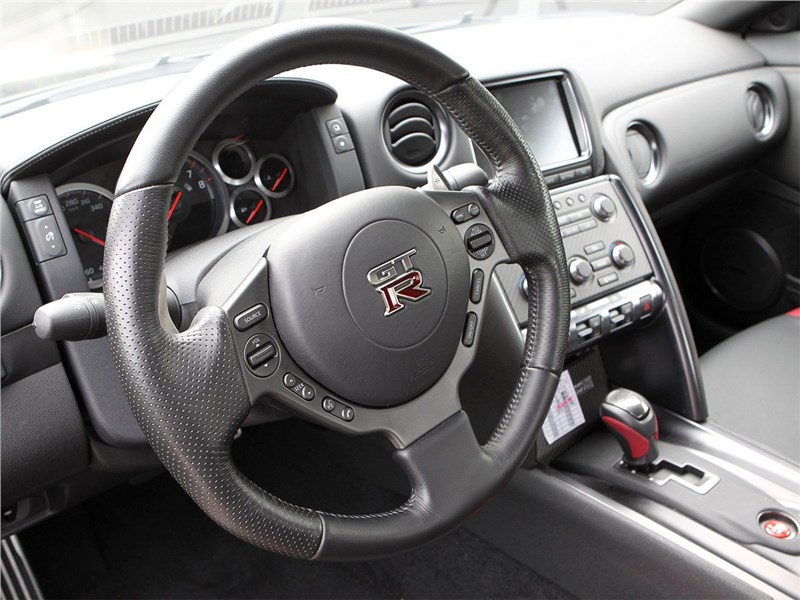 Nissan GT-R 2011 водительское место