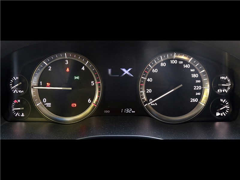Lexus LX 2016 приборная панель