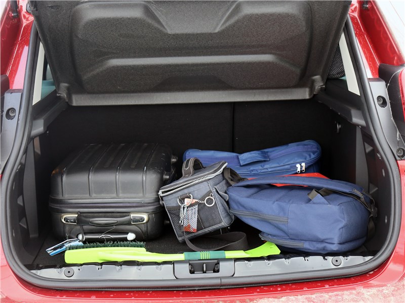 Lada XRay 2015 багажное отделение