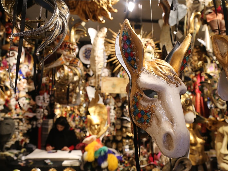 Карнавальные маски – один из символов Венеции – делают из папье-маше и керамики
