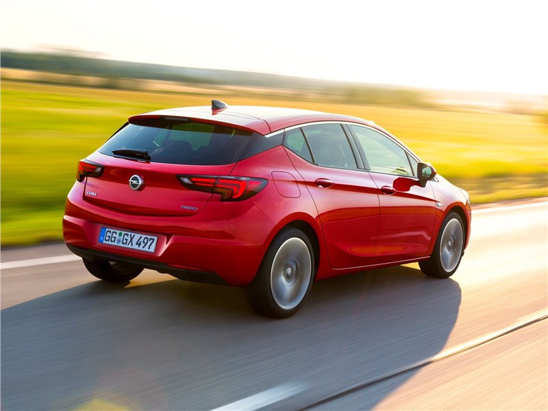 Opel Astra 2016 вид сзади
