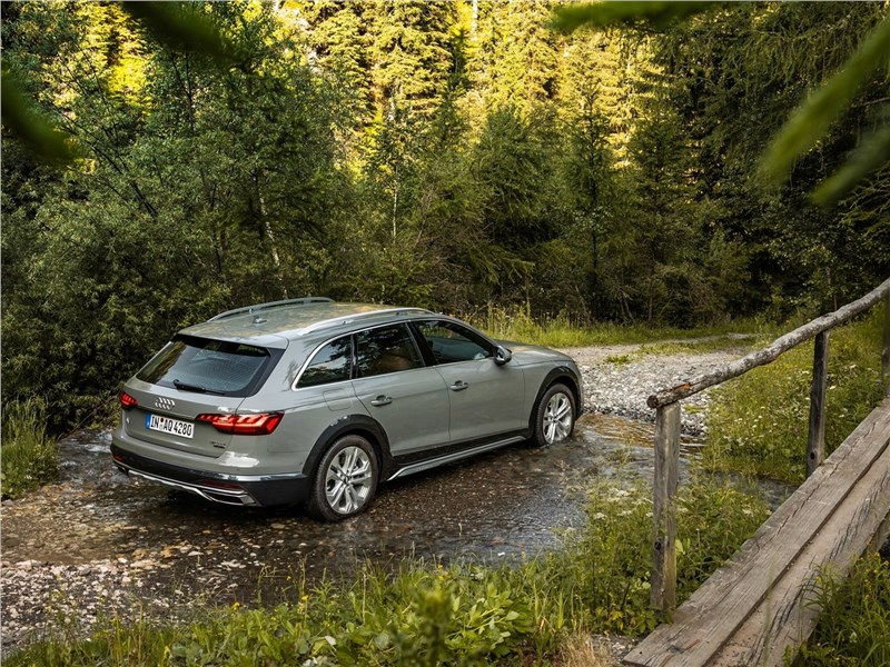 Audi A4 allroad quattro 2020 вид сзади сверху