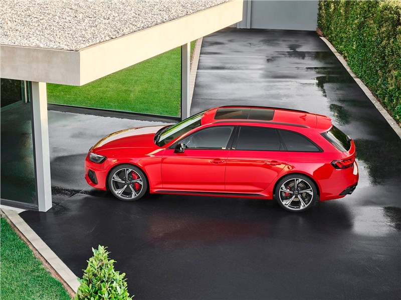 Audi RS4 Avant 2020 вид сбоку сверху