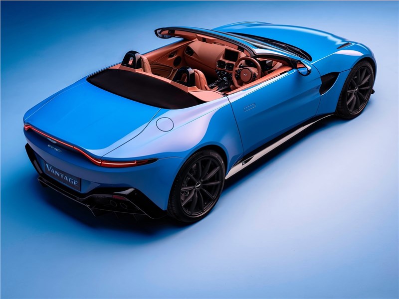 Aston Martin Vantage Roadster 2021 вид сзади