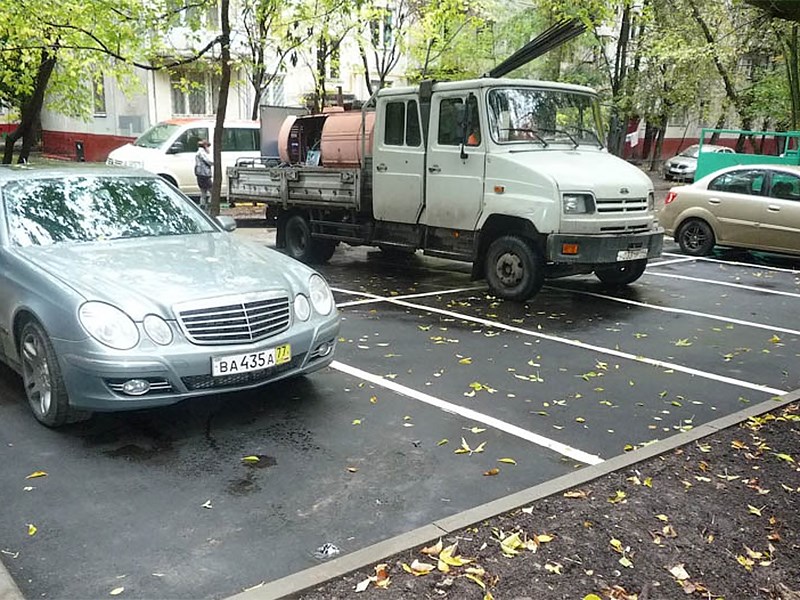 В России будут введены штрафы за парковку такси и грузовиков во дворах