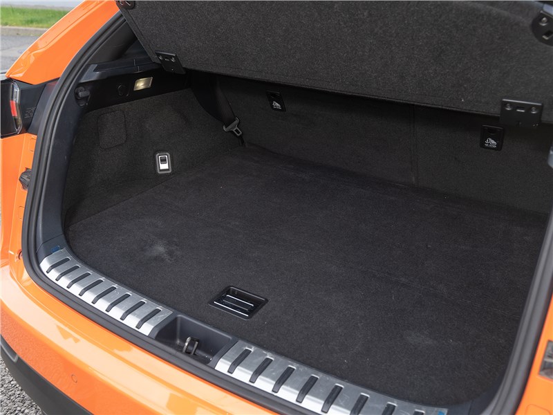 Lexus NX 2018 NX 300 АТ6 багажное отделение