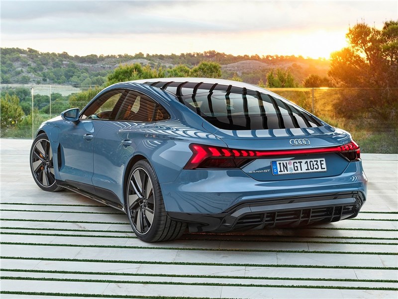 Audi e-tron GT quattro (2022) вид сзади