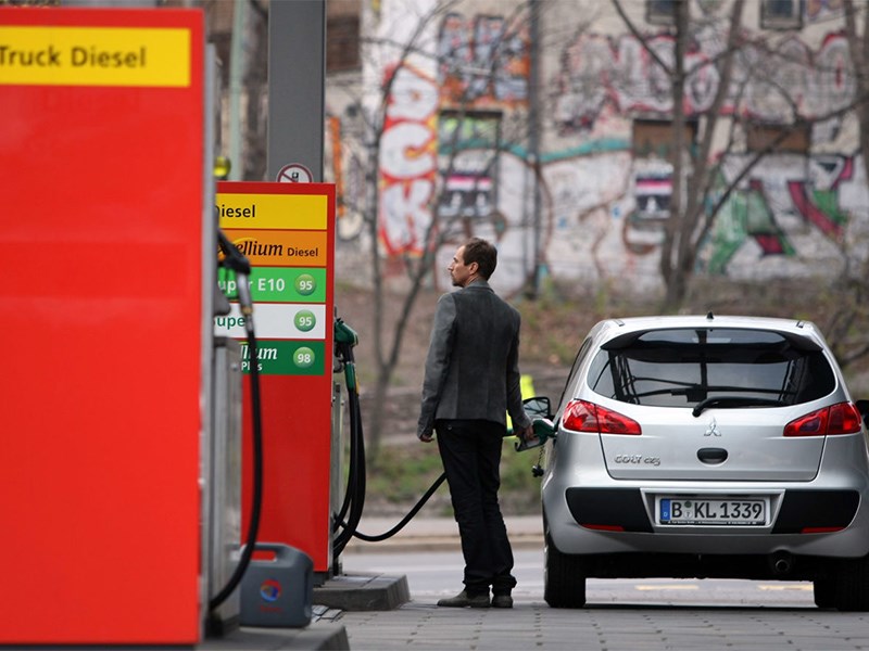 Власти Германии решили сдерживать цены на топливо скидками
