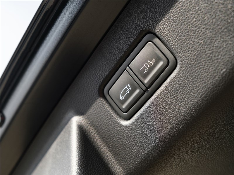 Hyundai Staria (2022) кнопки на двери багажника
