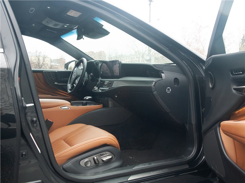 Lexus LS 500 (2021) кресла