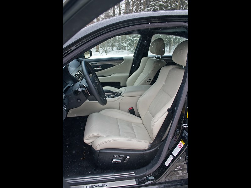 Lexus LS 600h F Sport 2012 передние кресла