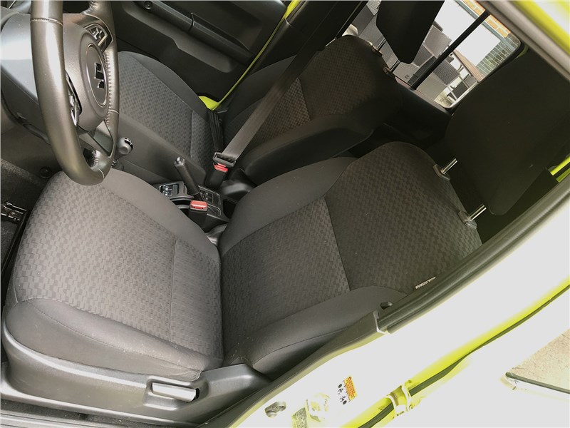 Suzuki Jimny Nomad (2024) передние кресла