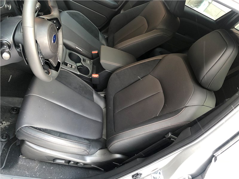 Subaru Forester (2023) передние кресла