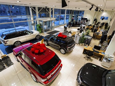 Автомобили Jaguar Land Rover не продаются в России до пятницы