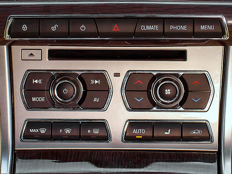 Jaguar XF 2011 центральная консоль