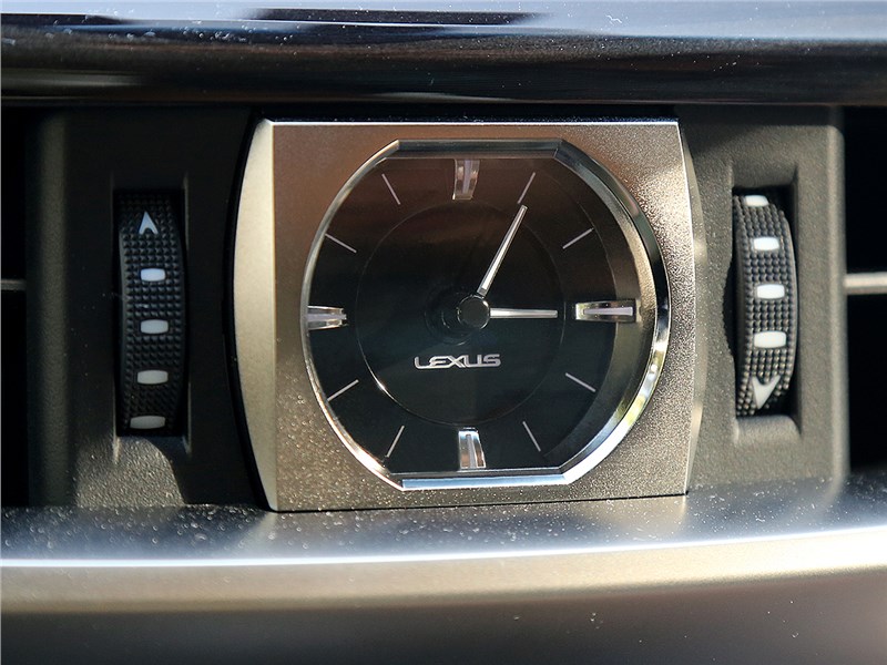 Lexus LX 2016 часы